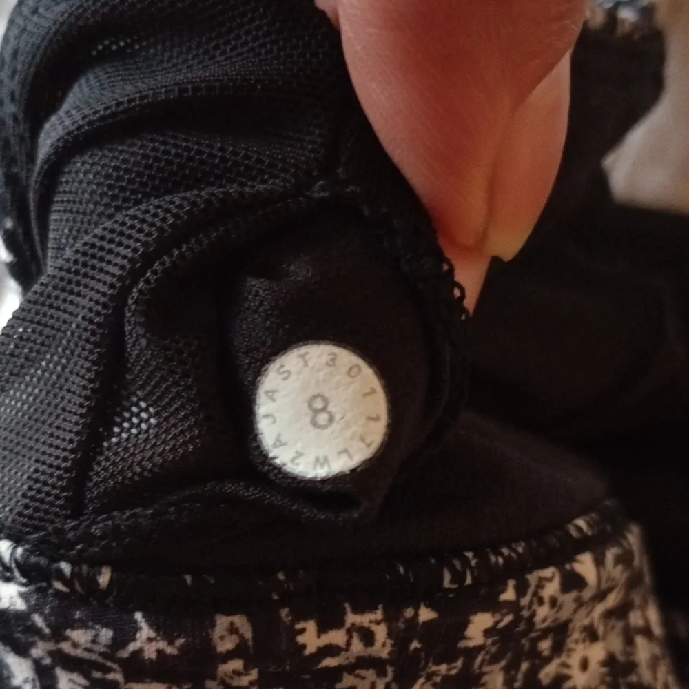 Lululemon‎ Athletica Black and White Crisscross Sports Bra